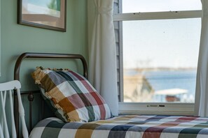 2 habitaciones, escritorio y tabla de planchar con plancha 