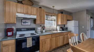 Een koelkast, een magnetron, een oven, een kookplaat