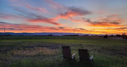 Valley Hideout! Travel trailer on a 10 acre farm