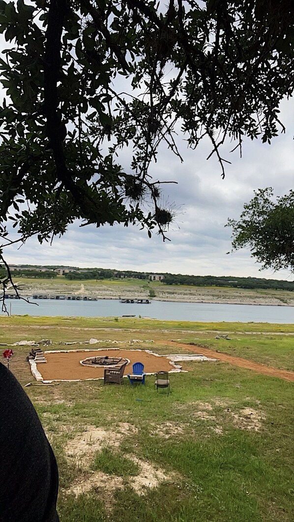 Property grounds - Relaxing cabin, dock accessible just steps away from Lake Travis. Dog friendly! (Spicewood)