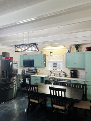 Microwave, oven, stovetop, dishwasher - Relaxing cabin, dock accessible just steps away from Lake Travis. Dog friendly! (Spicewood)