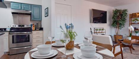 Réfrigérateur, four à micro-ondes, un four, surface de cuisson