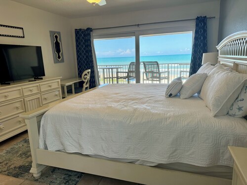 Beachfront Condo! Spacious & Quiet, with Incredible views!