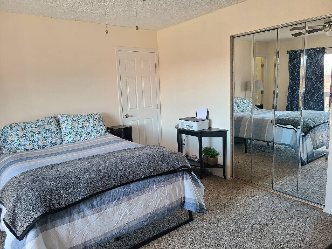 1 soverom, skrivebord, wi-fi (inkludert) og sengetøy