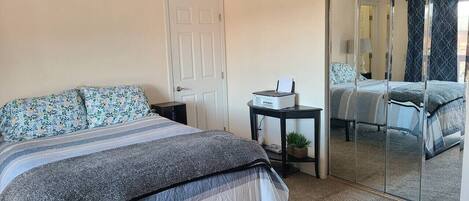 1 室のベッドルーム、デスク、WiFi (無料)、ベッドシーツ