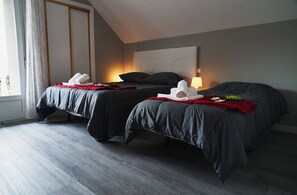 5 bedrooms, desk, iron/ironing board, travel crib
