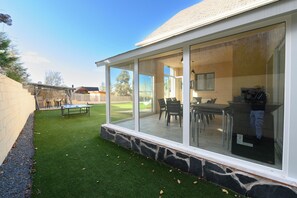 Outdoor dining - Villa con Piscina Climatizada en el Interior de la Casa y Mucho más (Los Ángeles de San Rafael)