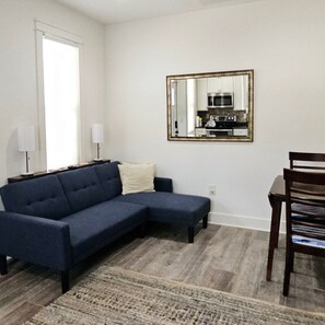 Smart TV, books - 1 bedroom guest house in College Grove, TN (College Grove)