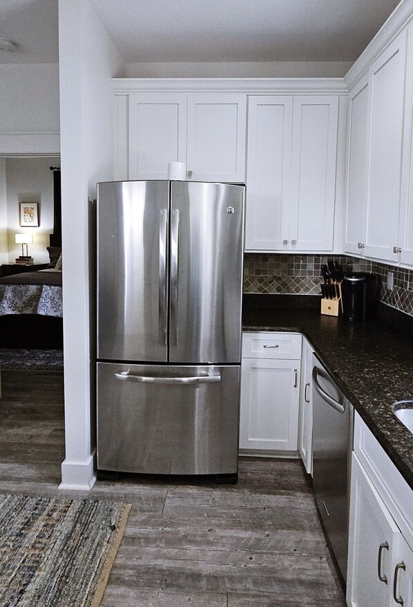 Fridge, microwave, oven, stovetop - 1 bedroom guest house in College Grove, TN (College Grove)