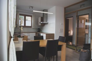 Dining - Vacation in the mountains (Seis)