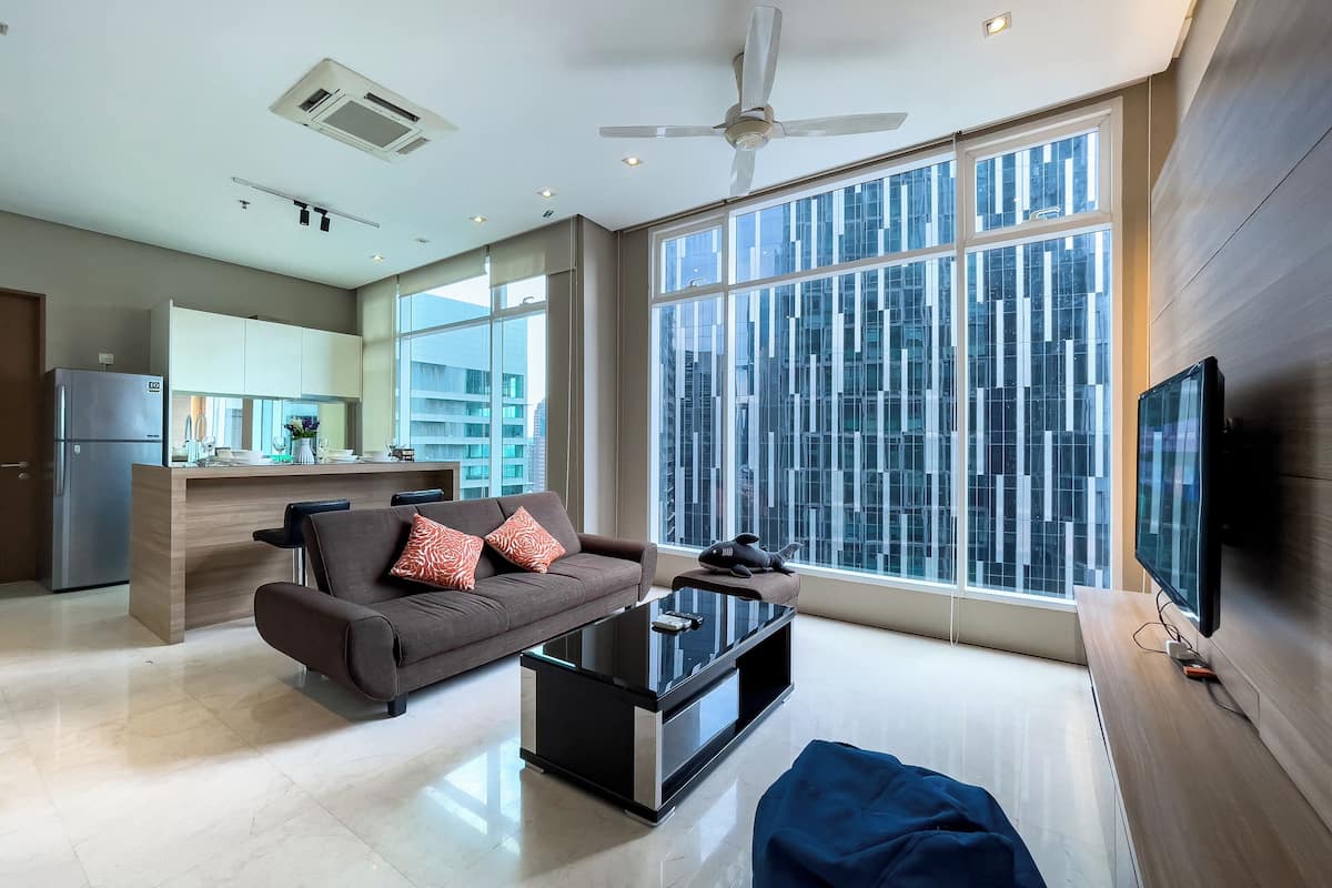 40-inch Smart TV with digital channels, Netflix, streaming services