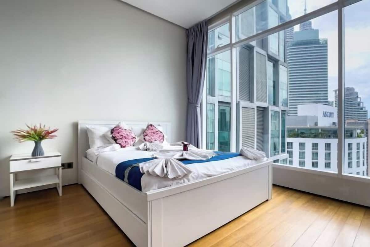 2 bedrooms, desk, laptop workspace, iron/ironing board
