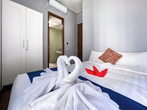Appartamento Senior, vista città | Con stile personalizzato, con arredamento individuale, una scrivania