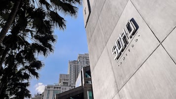 Un edificio moderno con un letrero llamativo.