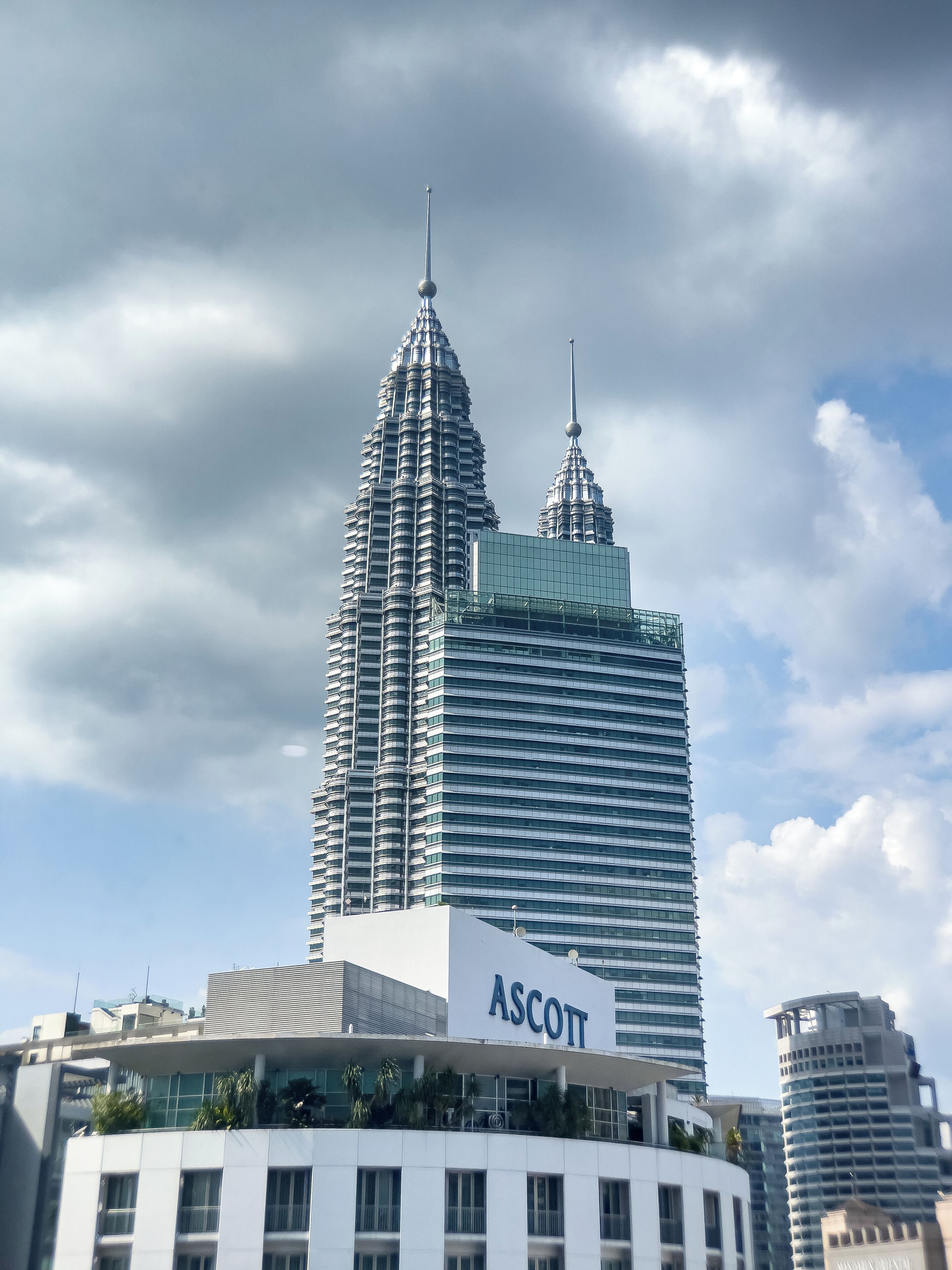 Un edificio moderno con una torre destacada y un letrero que dice "ASCOTT".