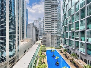 Appartement Sénior, vue ville | Décoration personnalisée, ameublement personnalisé, bureau