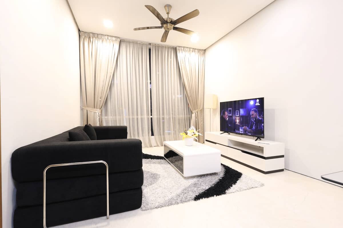 Appartement Confort | Coin séjour | TV connectée de 40 pouces avec chaînes numériques, Netflix