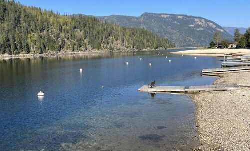 Reenie’s Rustic Retreat - Walking distance to beach, Pet friendly! 