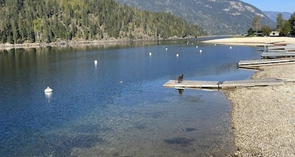 Reenie’s Rustic Retreat - Walking distance to beach, Pet friendly!