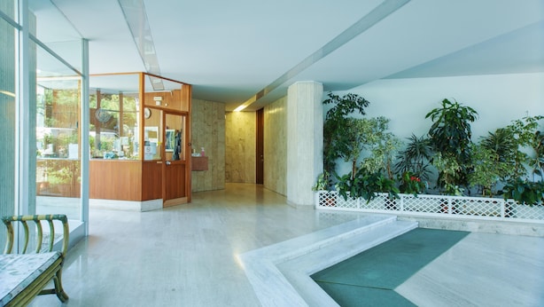 A spacious lobby with a reception desk, seating area, and a view of the outdoors. - Imperatrice apartment by Wonderful Italy (Sanremo)