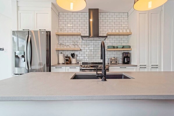 Fridge, microwave, oven, stovetop - 853 condo in Bromont Vieux Village mountain view (Bromont)