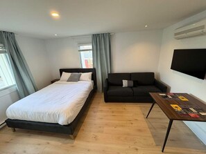 1 bedroom, iron/ironing board, travel crib, WiFi - Room with private bathroom (Bromont)