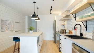 Frigorífico, microondas, horno y placa de cocina