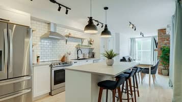 Frigorífico, microondas, horno y placa de cocina