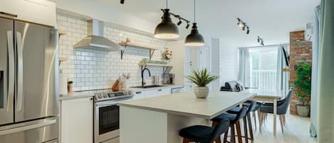 Refrigerador, microondas, horno y parrilla de estufa