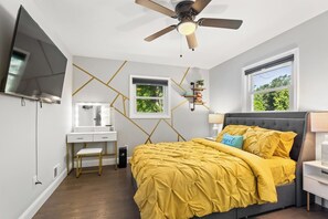 4 bedrooms, desk, iron/ironing board, free WiFi - Luxurious - MGM - 10 miles to national Mall!

 (Oxon Hill)