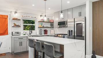 冰箱、微波炉、烤箱、炉灶