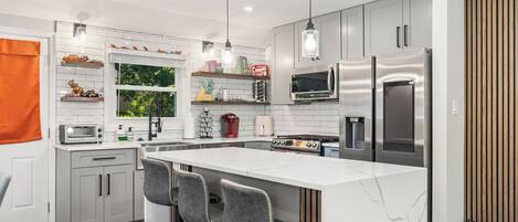 Réfrigérateur, micro-ondes, four, plaque de cuisson