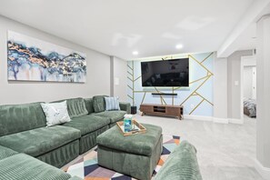 Una Smart TV, una mesa de tenis de mesa, un reproductor estéreo