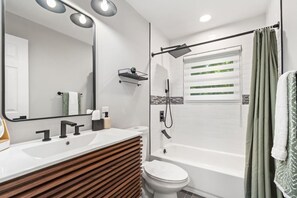 Shower, hair dryer, towels, soap - Luxurious - MGM - 10 miles to national Mall!

 (Oxon Hill)