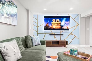 Una Smart TV, una mesa de tenis de mesa, un reproductor estéreo