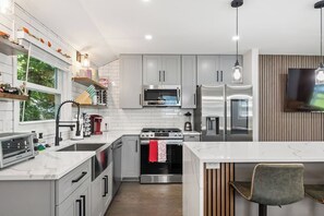 Frigorífico, microondas, horno y placa de cocina