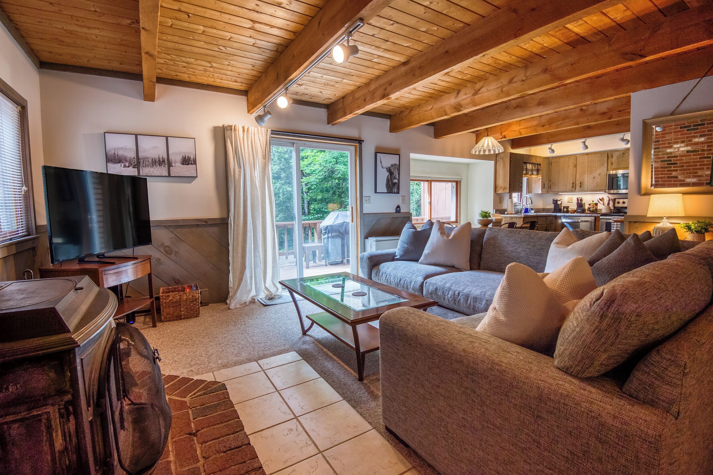 Fall Foliage Season is near!  Cozy post and beam retreat. Saco River, N. Conway