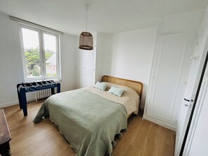 6 bedrooms, desk, iron/ironing board, free WiFi