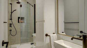 Douche, sĂšche-cheveux