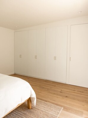 4 bedrooms, iron/ironing board, travel cot, WiFi