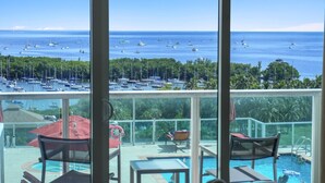 Un espace piscine avec vue sur la mer et les bateaux.