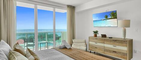 1 chambre, bureau, fer et planche à repasser, lit parapluie