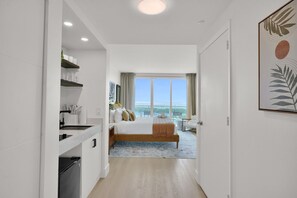 1 habitación, escritorio, tabla de planchar con plancha y cuna de viaje 