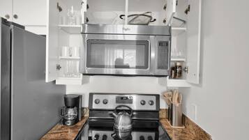 Fridge, microwave, stovetop, dishwasher