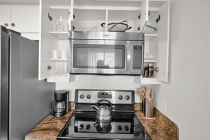 Fridge, microwave, stovetop, dishwasher - SF Fabulous 2/2 in Heart of Grove (Miami)