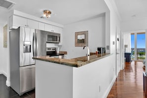 Geladeira, micro-ondas, cooktop, lava-louças