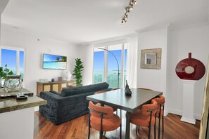 Dining - SF Fabulous 2/2 in Heart of Grove (Miami)