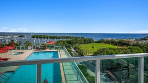 Un espace piscine offrant une vue sur le port de plaisance et l’océan.