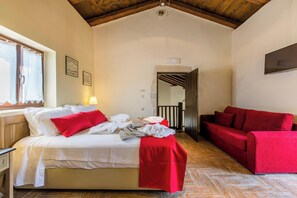 3 quartos, ferros/tábuas de passar roupa, berço de viagem