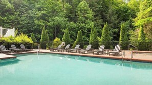 Una piscina cubierta, una piscina al aire libre
